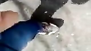 Passeggio col cazzo di fuori davanti alle ragazzine