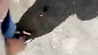 Passeggio col cazzo di fuori davanti alle ragazzine