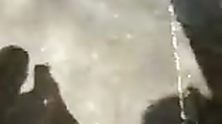 Passeggio col cazzo di fuori davanti alle ragazzine