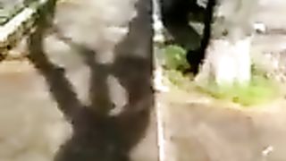 Passeggio col cazzo di fuori davanti alle ragazzine