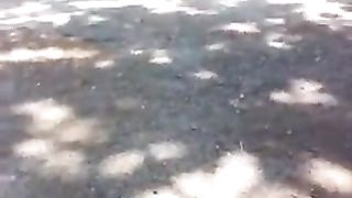 Sborro al parco davanti ad una studentessa