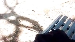 Sborro al parco davanti ad una studentessa