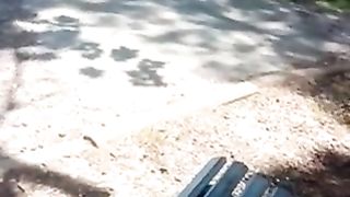 Sborro al parco davanti ad una studentessa