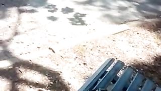 Sborro al parco davanti ad una studentessa