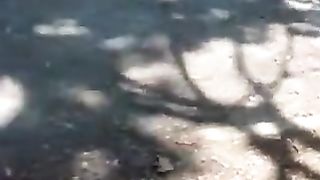 Sborro al parco davanti ad una studentessa