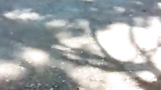 Sborro al parco davanti ad una studentessa