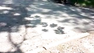 Sborro al parco davanti ad una studentessa