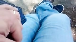 Sborro al parco davanti ad una studentessa