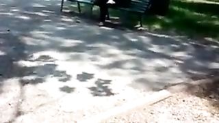 Sborro al parco davanti ad una studentessa