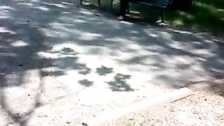 Sborro al parco davanti ad una studentessa