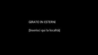 Spia la collega che piscia nel cesso dell'ufficio