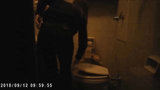 Spia la collega che piscia nel cesso dell'ufficio