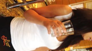 Anteprima del video: 2 fighette al bar