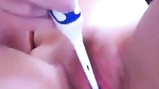 Da sola con lo spazzolino elettrico