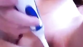 Da sola con lo spazzolino elettrico