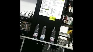 Barista tettona...occhio ai suoi capezzoloni