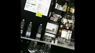 Barista tettona...occhio ai suoi capezzoloni