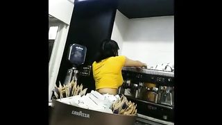 Barista tettona...occhio ai suoi capezzoloni