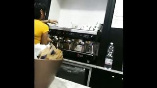 Barista tettona...occhio ai suoi capezzoloni
