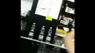 Barista tettona...occhio ai suoi capezzoloni