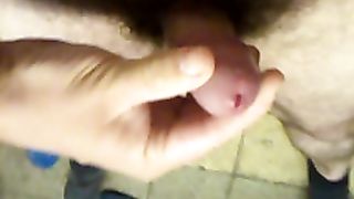 Kamrában maszturbáltam és nagyon ki vertem a farkam