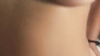 Tettona cavalca cazzo