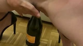 Vogliosa di cazzo...si accontenta di una bottiglia