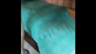 Mia cognata si accarezza la figa