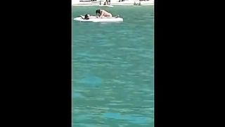 Pompino sul materassino al mare