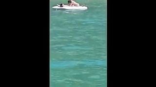 Pompino sul materassino al mare