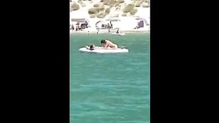 Anteprima del video: Pompino sul materassino al mare