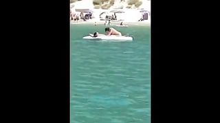 Pompino sul materassino al mare