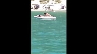 Pompino sul materassino al mare