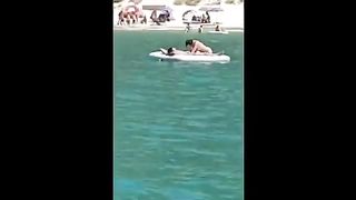 Pompino sul materassino al mare