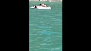 Pompino sul materassino al mare