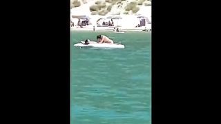 Pompino sul materassino al mare