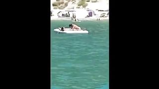 Pompino sul materassino al mare