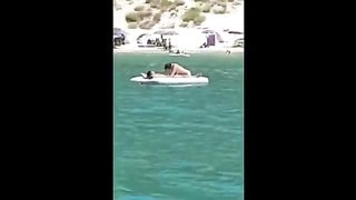 Pompino sul materassino al mare