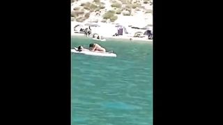 Pompino sul materassino al mare