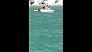 Pompino sul materassino al mare