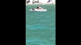 Pompino sul materassino al mare