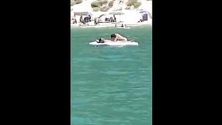 Pompino sul materassino al mare