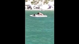 Pompino sul materassino al mare