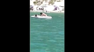 Pompino sul materassino al mare