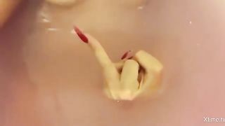 La Diva del Tubo nuda nella vasca da bagno