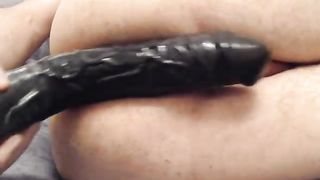 Allenamento anale con dildo nero