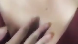 Apre la maglietta e mi mostra le tette