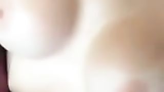 Apre la maglietta e mi mostra le tette