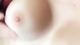 Apre la maglietta e mi mostra le tette