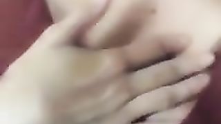 Apre la maglietta e mi mostra le tette